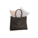 Annabelle`s Tasche mit zwei Kissen gefüllt.